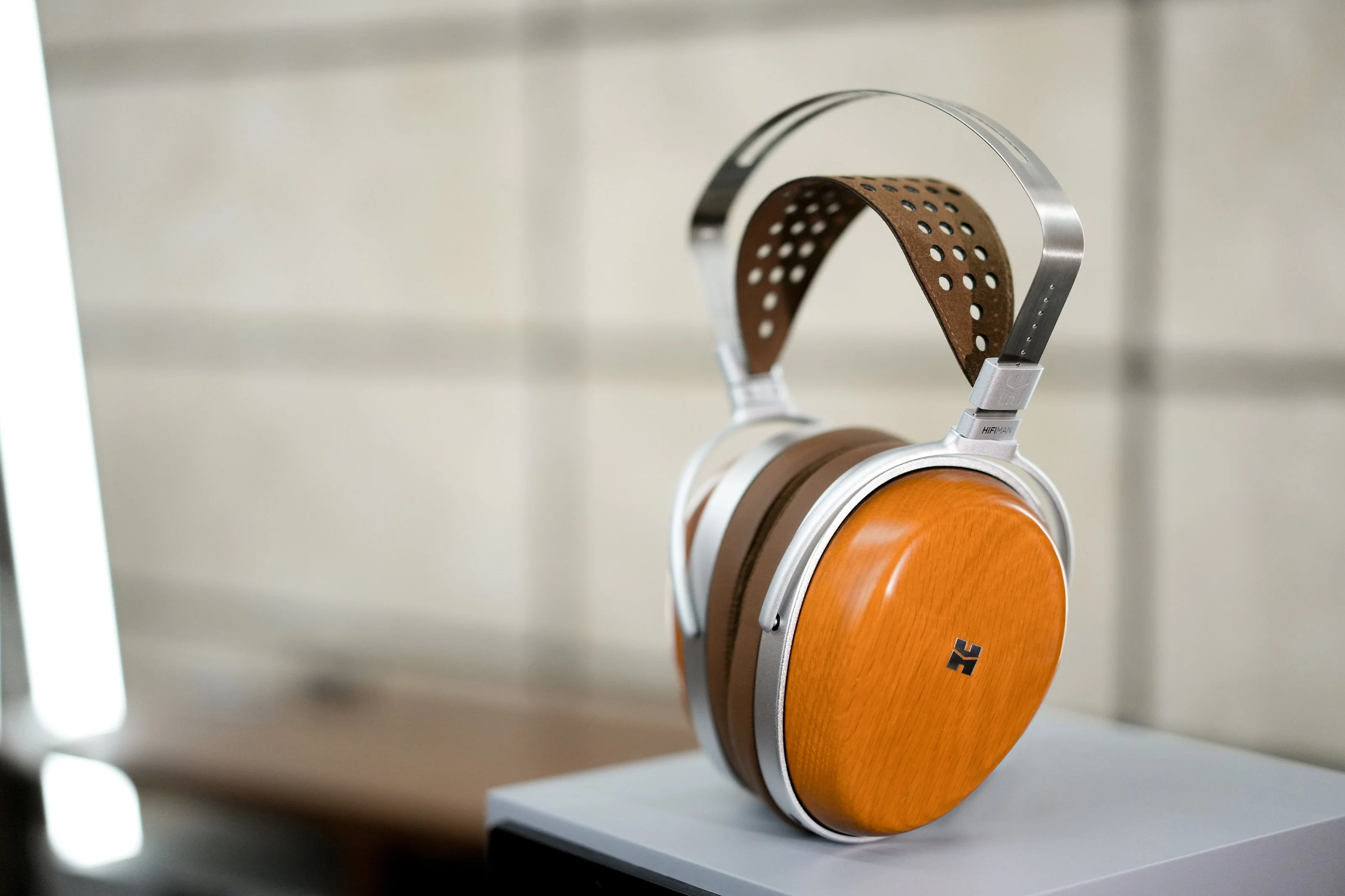 HIFIMAN Audivina Closed-Back Planar Magnetic Headphones - Image 11