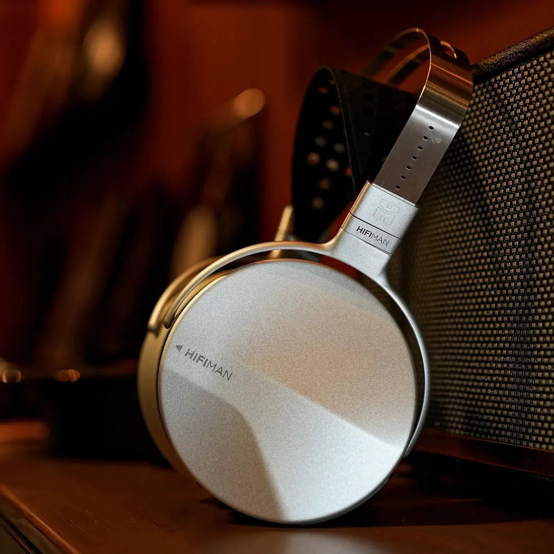 HIFIMAN ISVARNA Planar Magnetic Closed-Back Headphones - Image 6