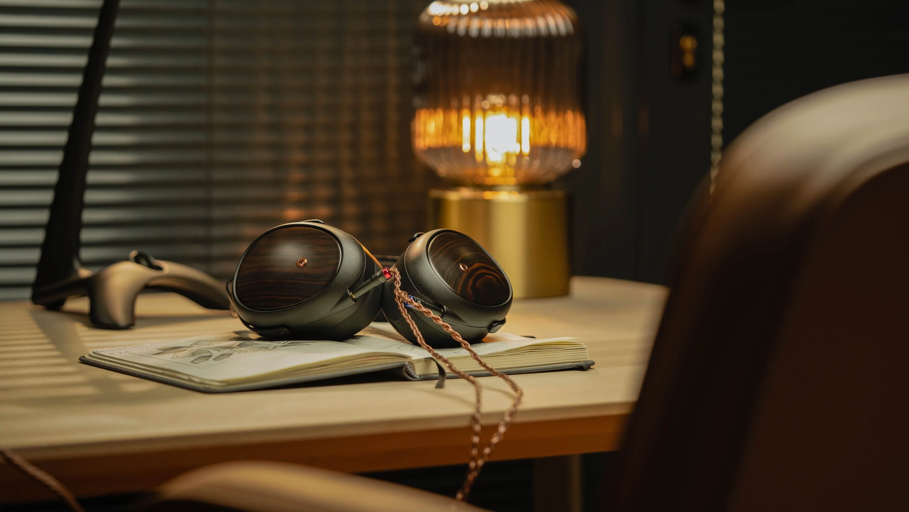 Meze LIRIC II Closed-Back Planar Magnetic Headphone - Image 12