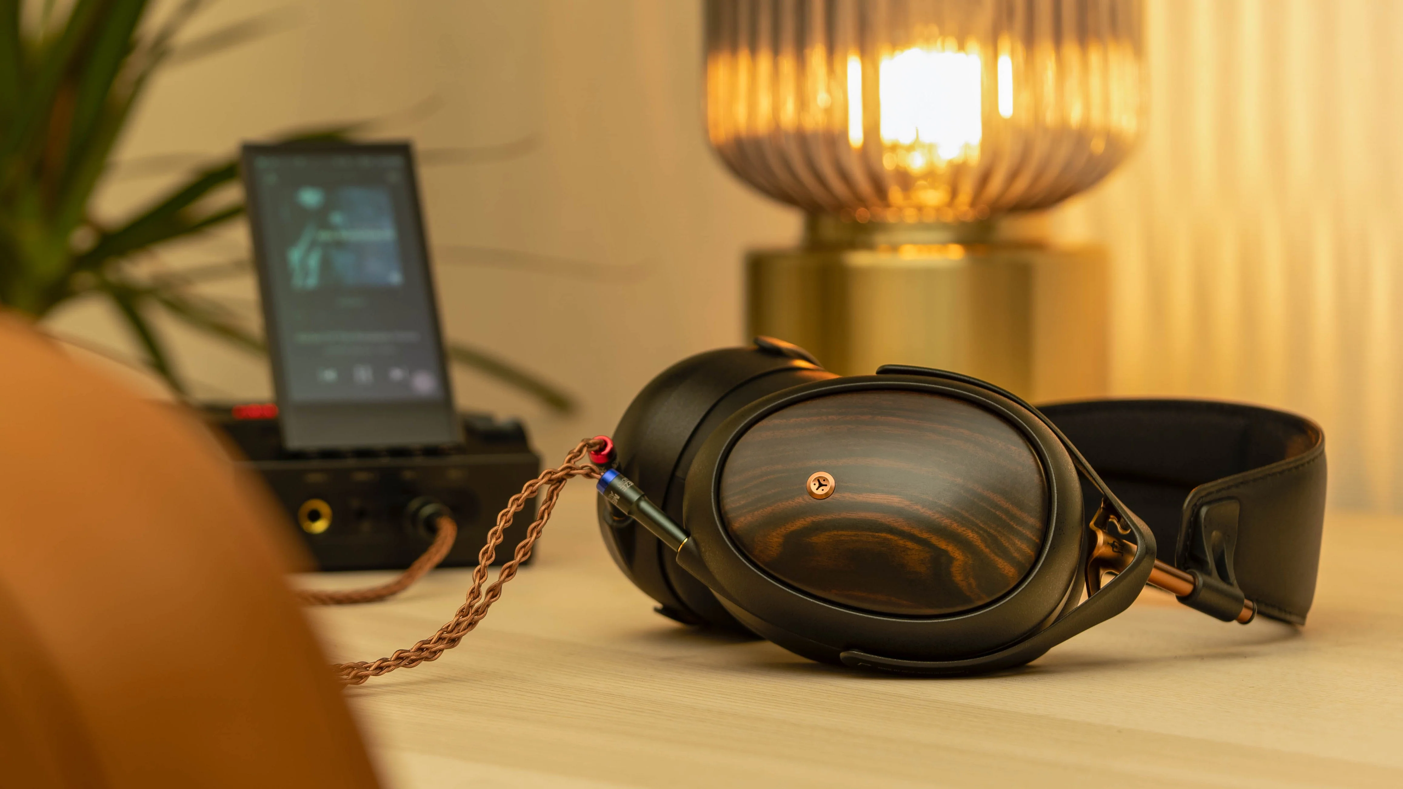 Meze LIRIC II Closed-Back Planar Magnetic Headphone - Image 6